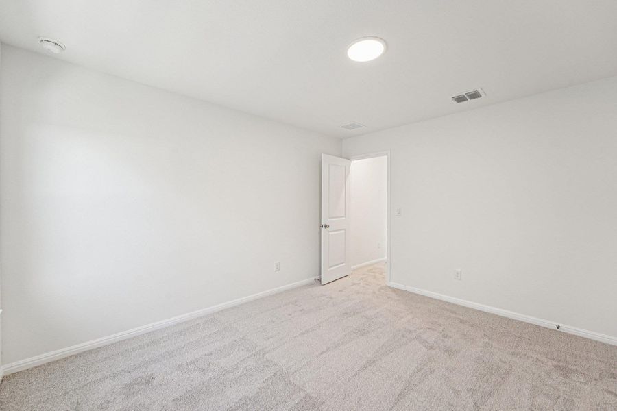 Spacious, unfurnished interior of a new home in Porter Country, Buda (Image 25).