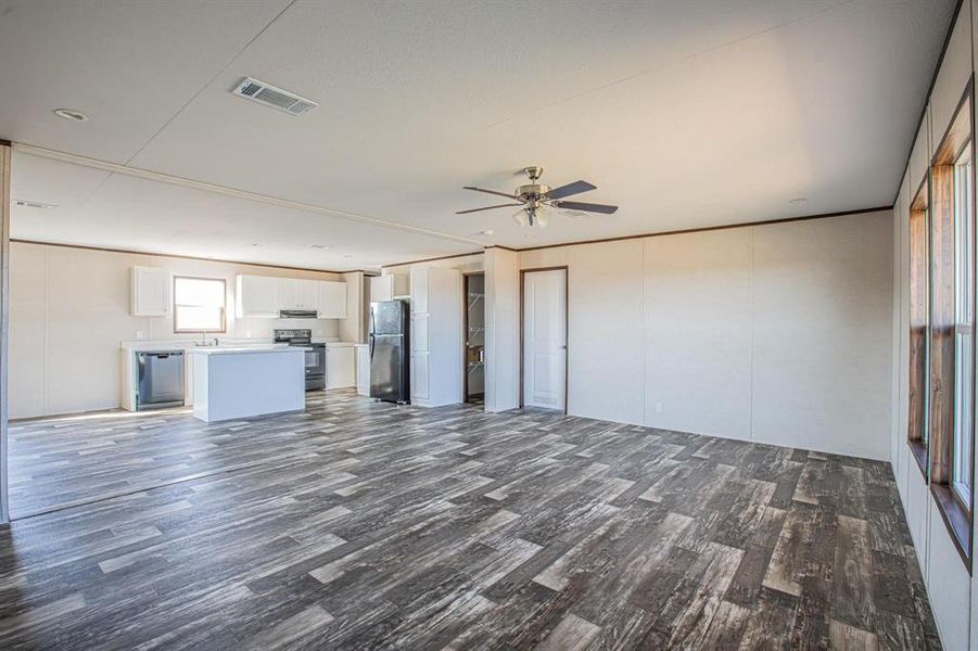 Spacious, unfurnished interior of a new home in , Bellevue (Image 15).