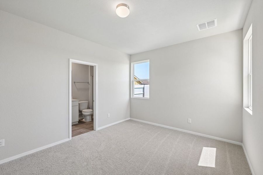 Spacious, unfurnished interior of a new home in Harvest Ridge, Elgin (Image 12).