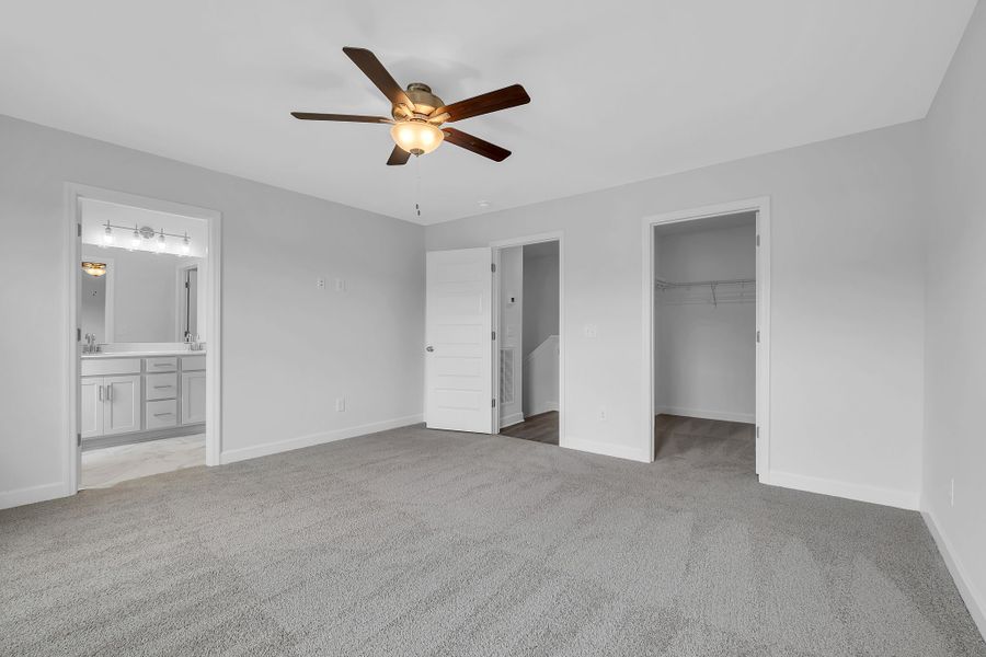 Photo of another unit. Features may vary.