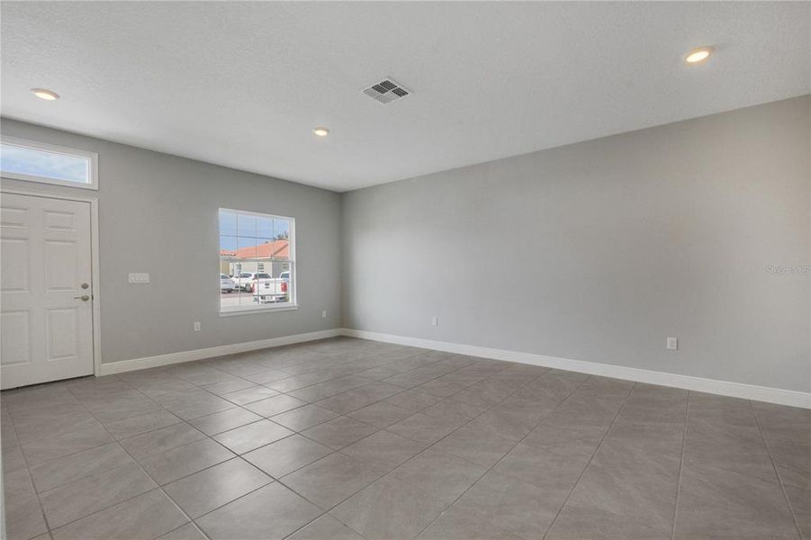 Spacious, unfurnished interior of a new home in , Kissimmee (Image 9).