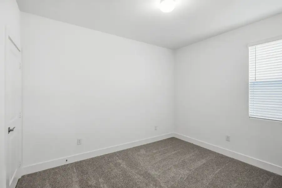 Spacious, unfurnished interior of a new home in Rose Hill, San Antonio (Image 35).