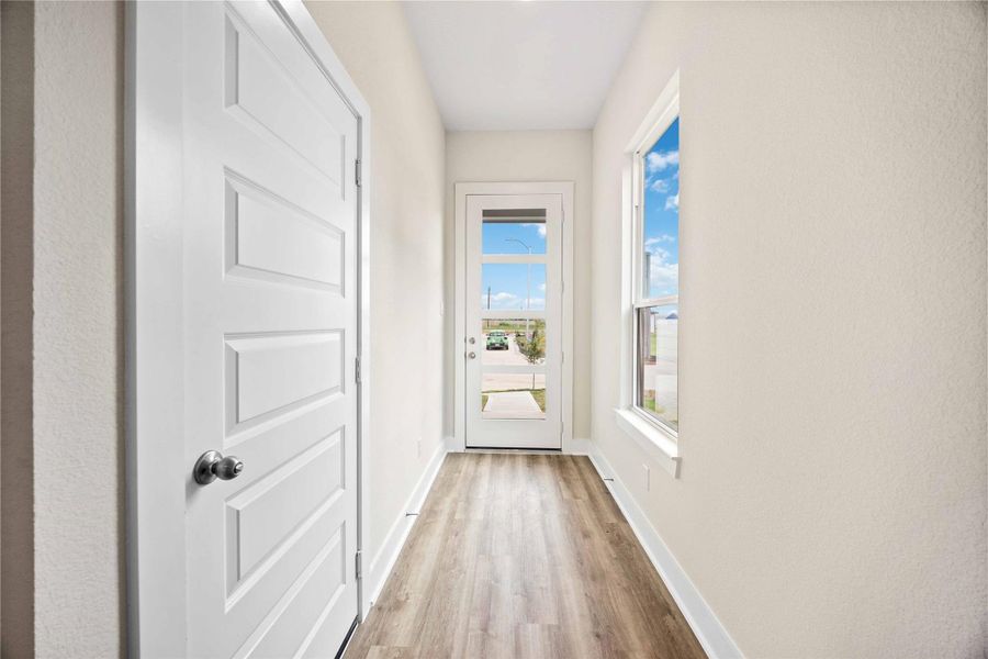 Spacious, unfurnished interior of a new home in Alicante, Houston (Image 8).