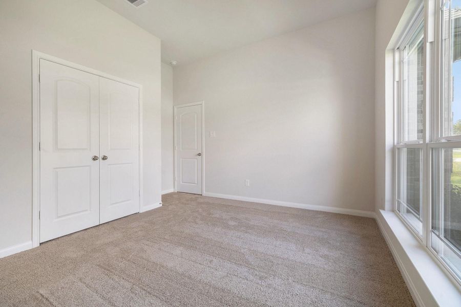 Spacious, unfurnished interior of a new home in Deer Pines, Conroe (Image 19).