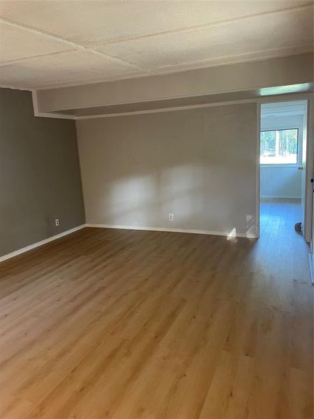 Spacious, unfurnished interior of a new home in , Malakoff (Image 14).