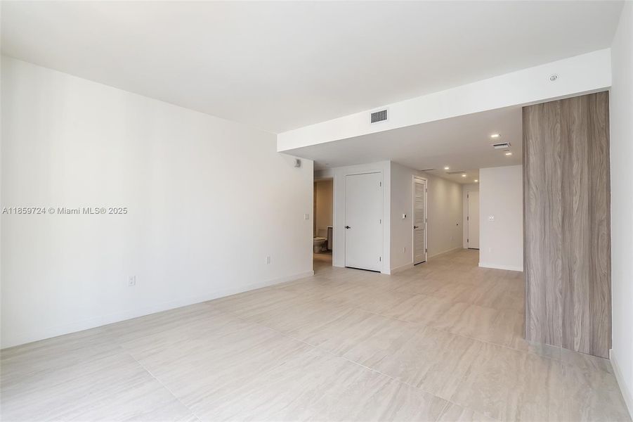 Spacious, unfurnished interior of a new home in , Miami (Image 27).