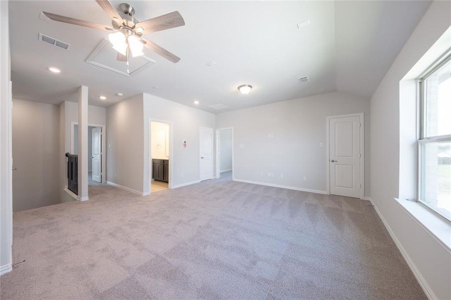 Spacious, unfurnished interior of a new home in Lake Pointe: Lake Pointe at Paloma Creek, Little Elm (Image 24).
