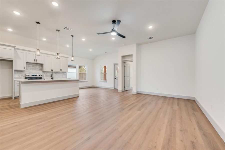 Spacious, unfurnished interior of a new home in , Log Cabin (Image 14).