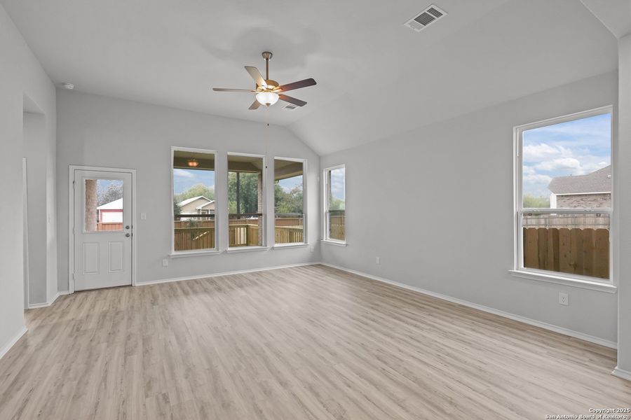 Spacious, unfurnished interior of a new home in Sunflower Ridge, New Braunfels (Image 36).