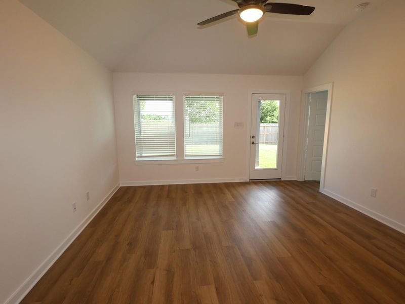 Spacious, unfurnished interior of a new home in Summerview, Fulshear (Image 10).