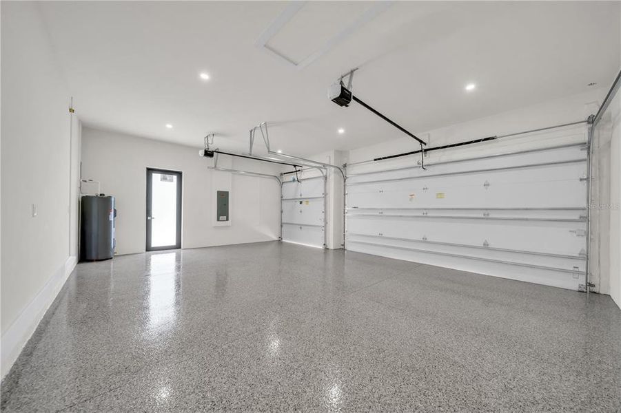 Spacious, unfurnished interior of a new home in , Cape Coral (Image 36).