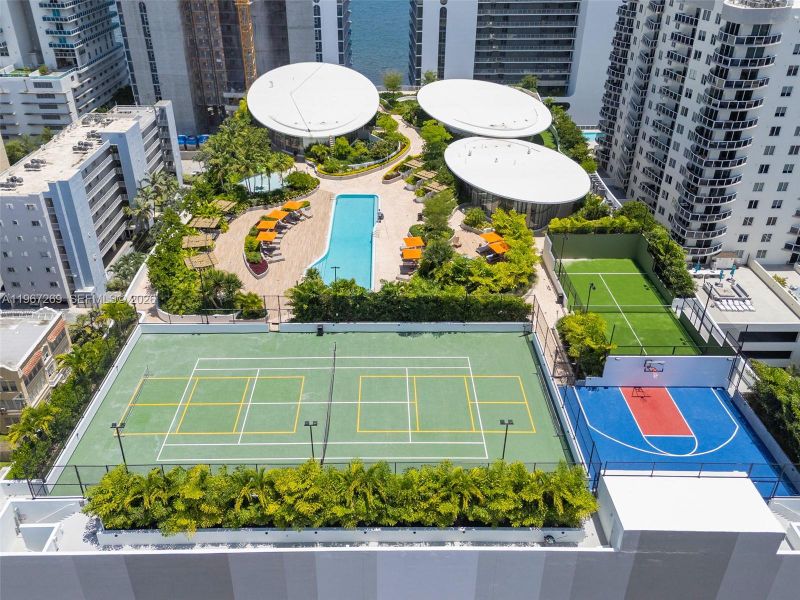 Condo located in Miami, FL showcasing its design and architecture (Image 3).