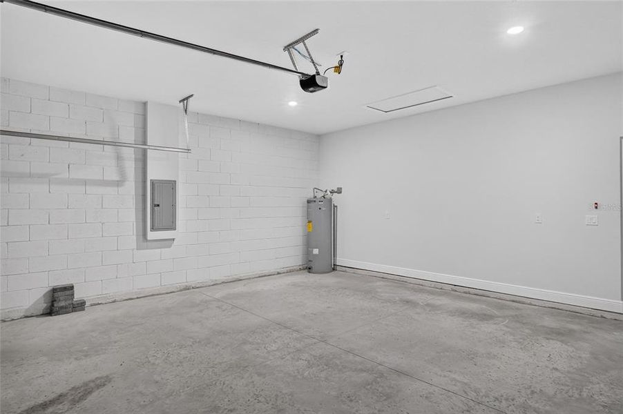Spacious, unfurnished interior of a new home in , Ocala (Image 12).