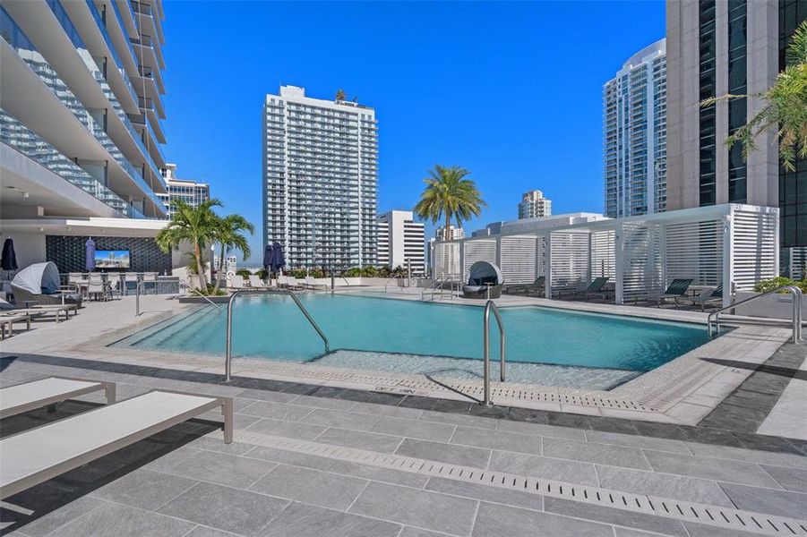 Condo located in St. Petersburg, FL showcasing its design and architecture (Image 28).