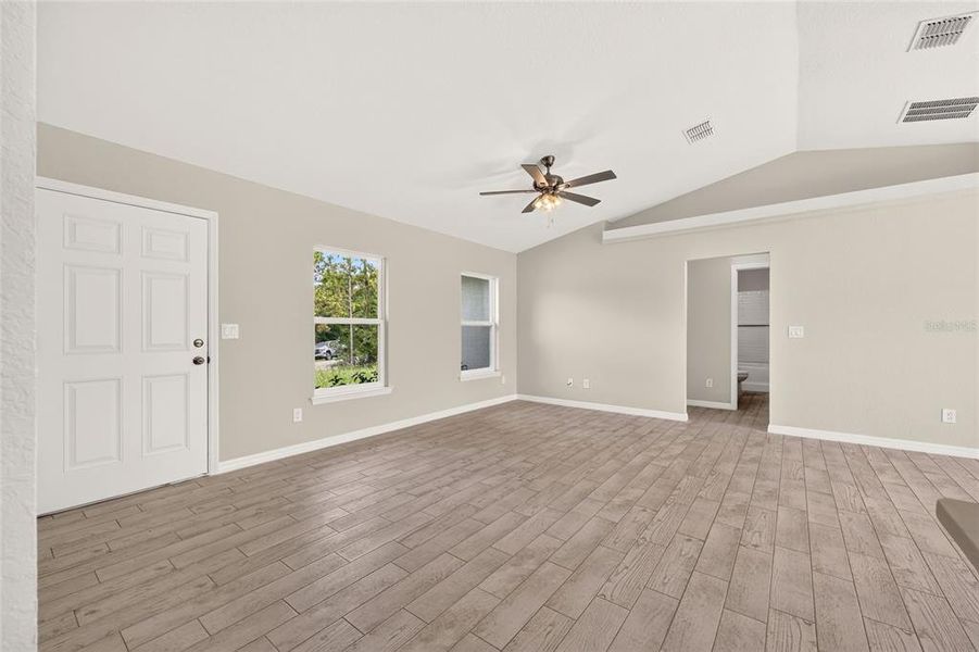 Spacious, unfurnished interior of a new home in , Ocala (Image 16).