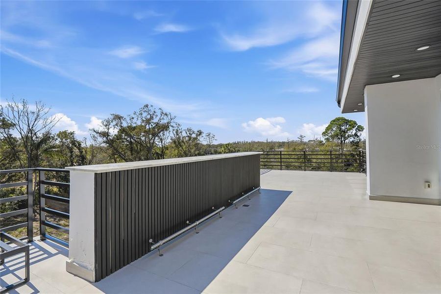 Exterior details and patio area of a home in , Tampa (Image 4).