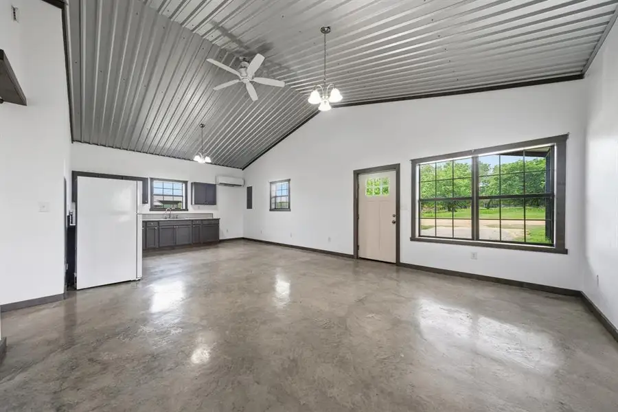Spacious, unfurnished interior of a new home in , Walnut Springs (Image 18).