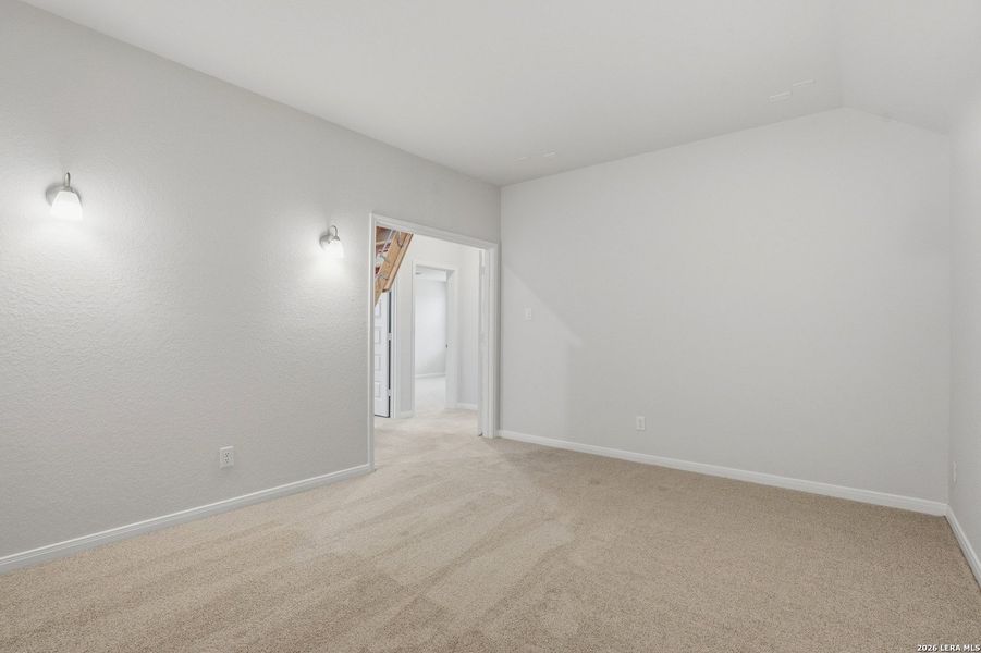 Spacious, unfurnished interior of a new home in Dauer Ranch, New Braunfels (Image 20).