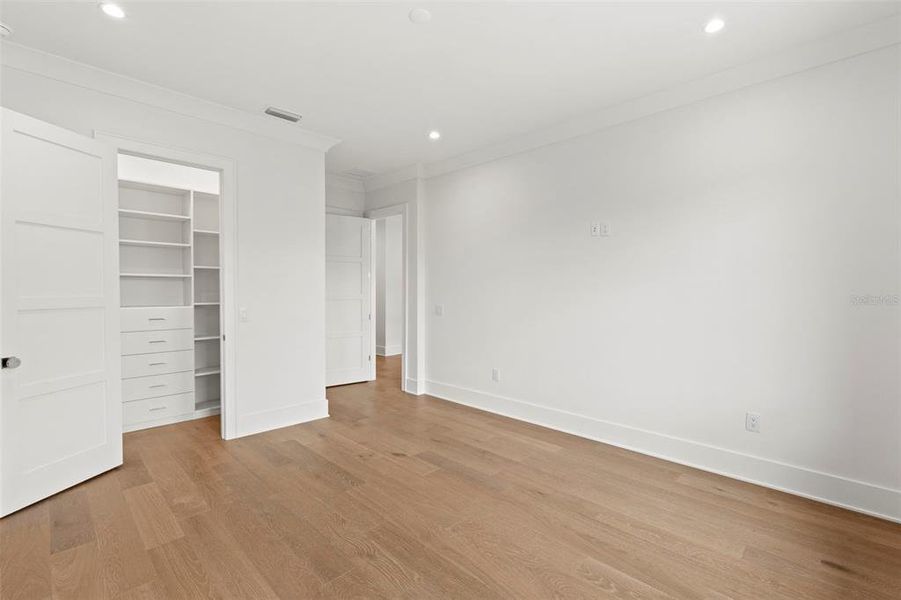 Spacious, unfurnished interior of a new home in , Tampa (Image 62).