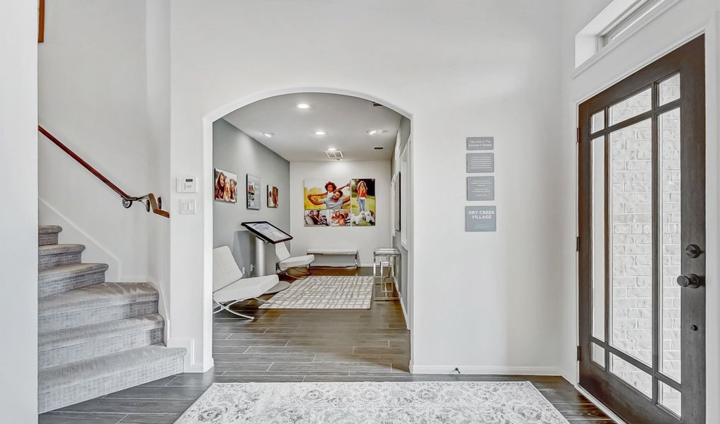 Curved entry way to living room