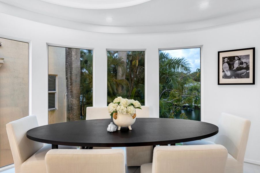 mls_DINING_DETAIL_LOOKING_OUT_EB