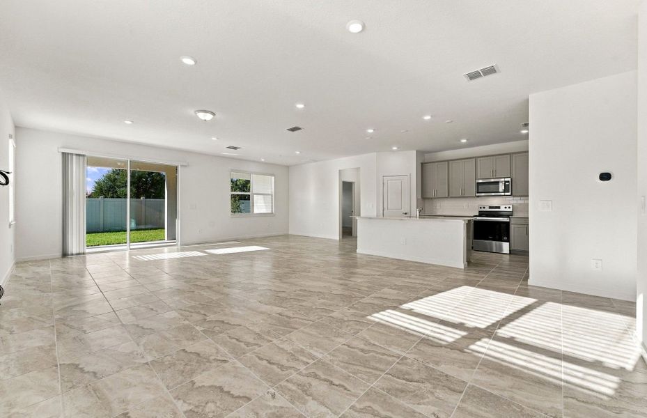 Spacious, unfurnished interior of a new home in Evergreen, Thonotosassa (Image 20).