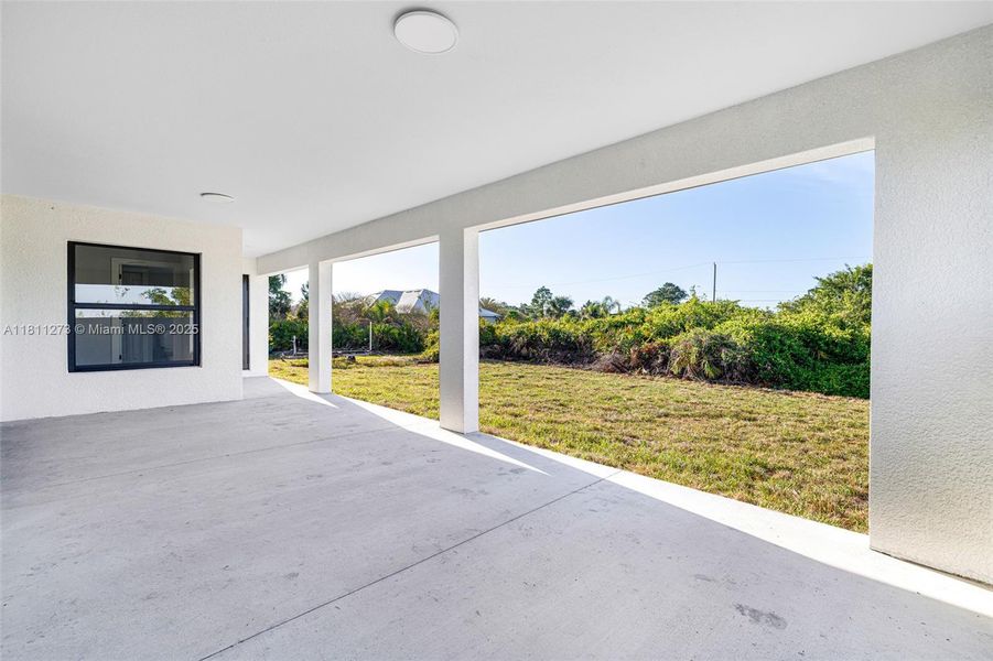 Spacious, unfurnished interior of a new home in , Lehigh Acres (Image 13).