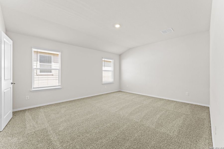 Spacious, unfurnished interior of a new home in Hunters Ranch, San Antonio (Image 28).