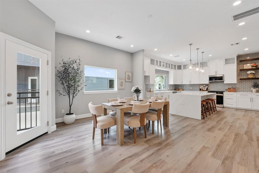 Dining area and kitchen with access to the balcony Dining area and kitchen with access to the balcony