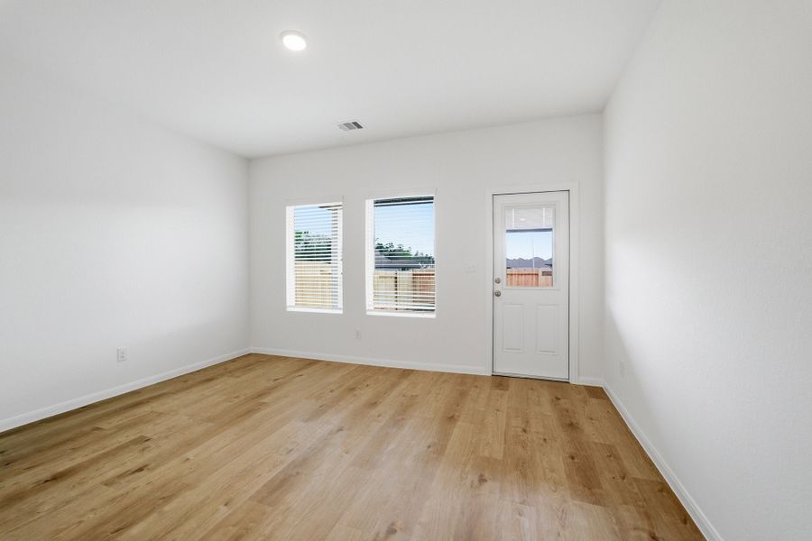 Spacious, unfurnished interior of a new home in Caney Mills, Conroe (Image 36).