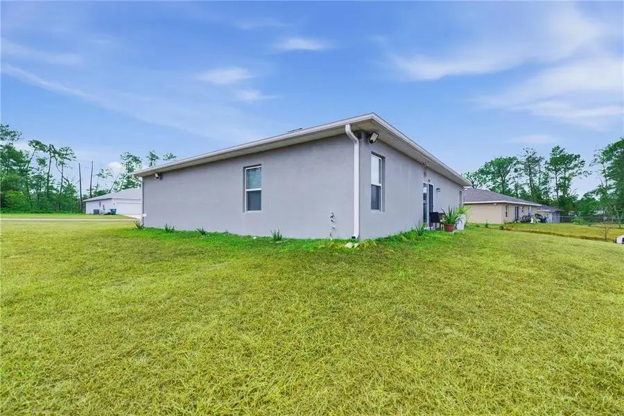 Exterior details and patio area of a home in , Ocala (Image 4).
