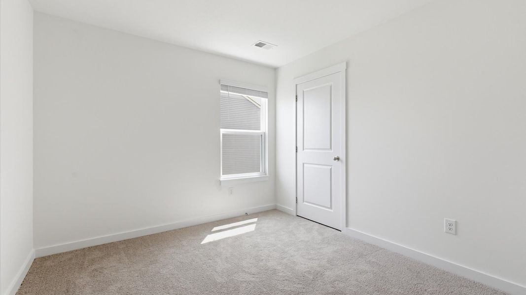 Spacious, unfurnished interior of a new home in Oak Hill, Vonore (Image 38).