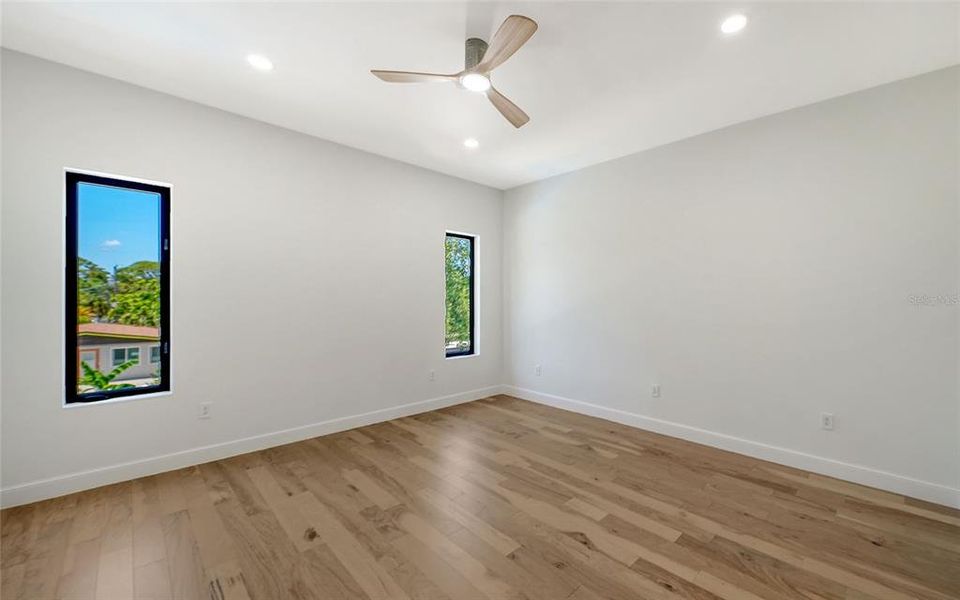 Spacious, unfurnished interior of a new home in , Sarasota (Image 40).