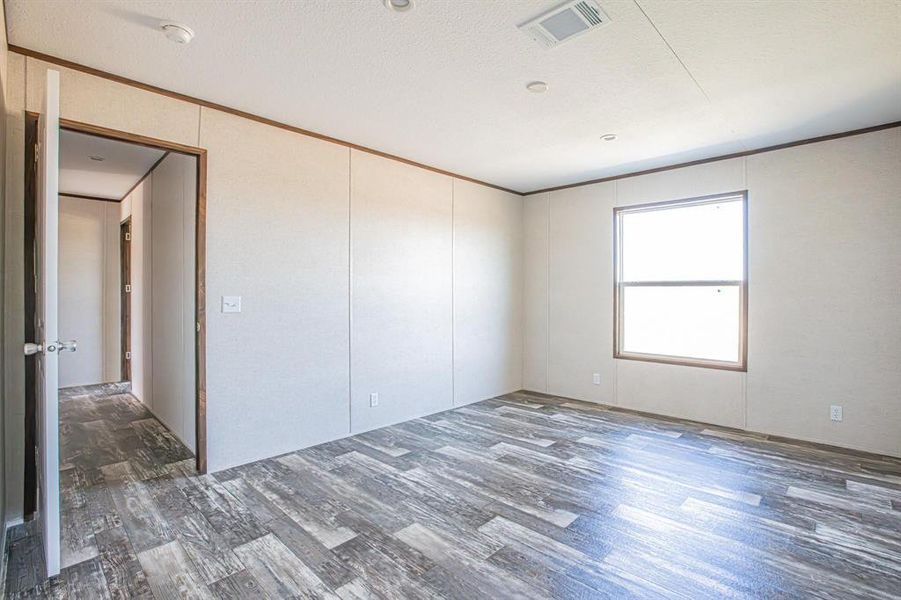 Spacious, unfurnished interior of a new home in , Bellevue (Image 17).