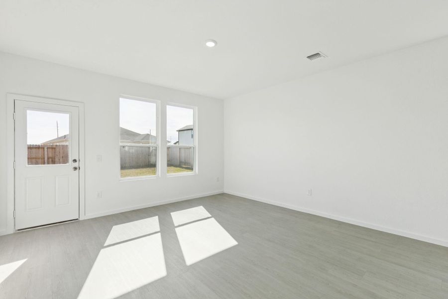 Spacious, unfurnished interior of a new home in Windcress, Baytown (Image 20).