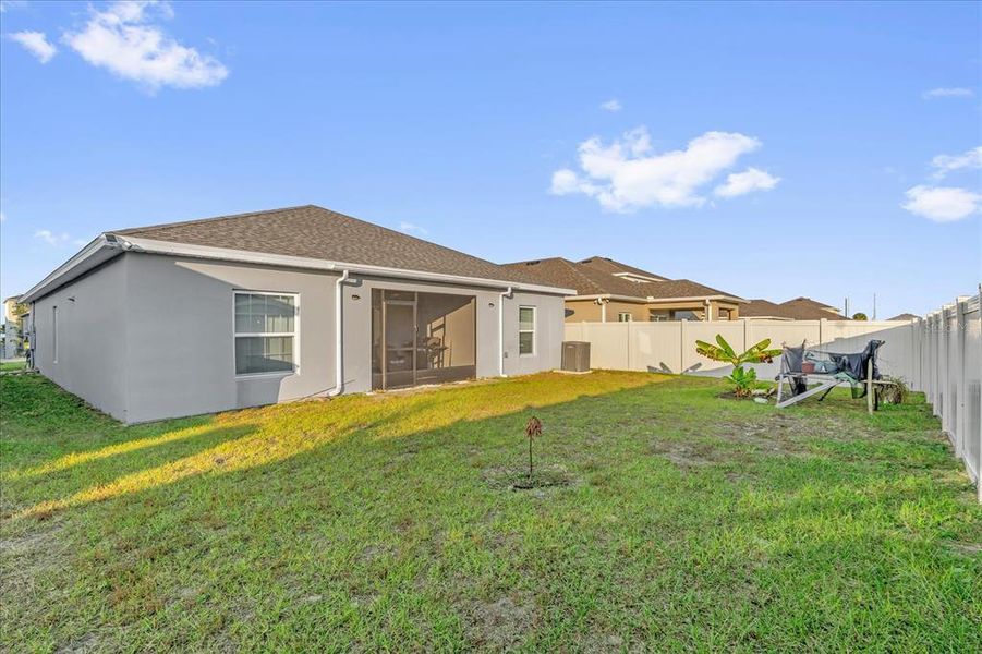 Exterior details and patio area of a home in Hammock Reserve, Haines City (Image 4).
