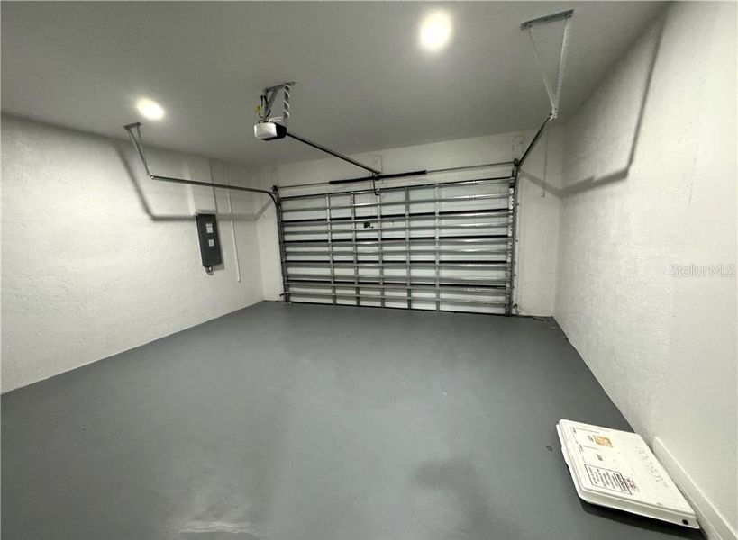 Spacious, unfurnished interior of a new home in , Cape Coral (Image 37).