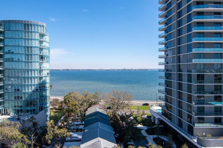 Condo located in Tampa, FL showcasing its design and architecture (Image 42).