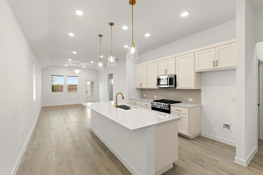 04. 5925 Laurel Lake - Kitchen