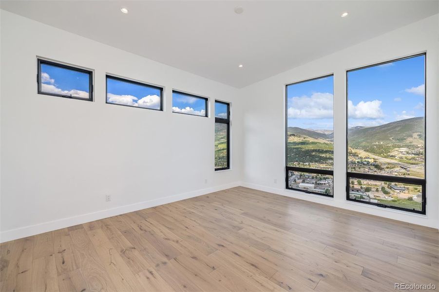 Spacious, unfurnished interior of a new home in , Silverthorne (Image 27).