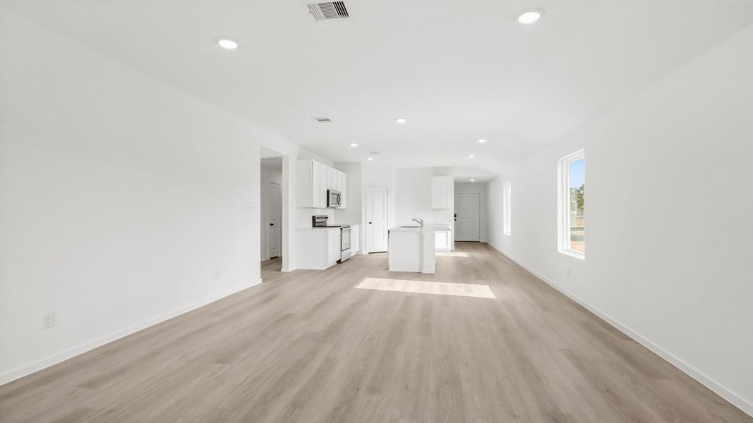 Spacious, unfurnished interior of a new home in Lake Conroe Cove, Willis (Image 10).