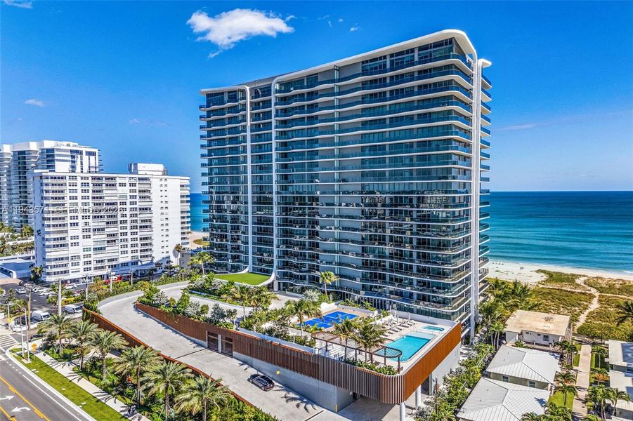 Condo located in Pompano Beach, FL showcasing its design and architecture (Image 29).