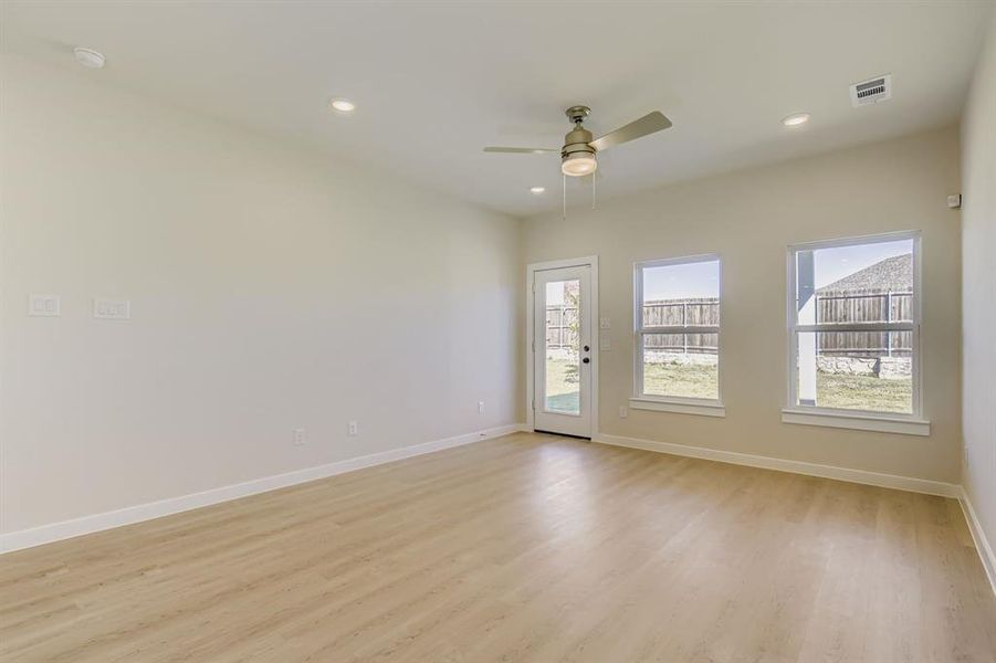 Spacious, unfurnished interior of a new home in Ambergrove, Royse City (Image 7).