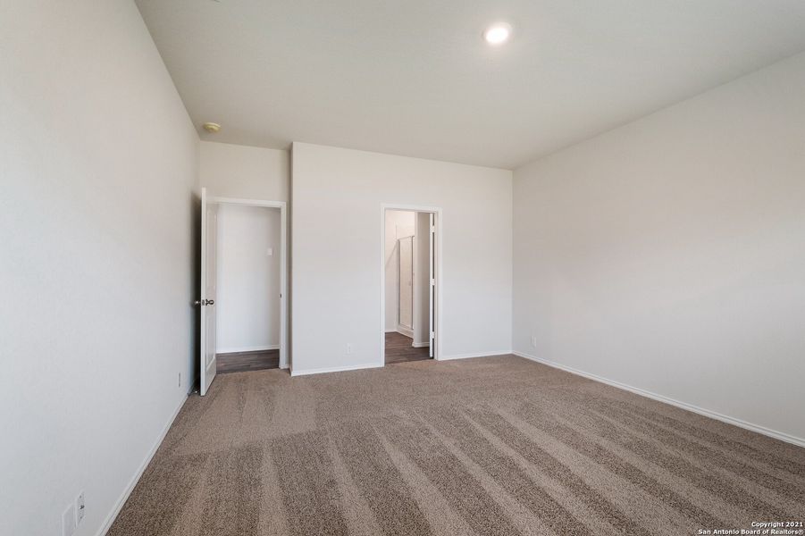 Spacious, unfurnished interior of a new home in Stonehill, San Antonio (Image 7).