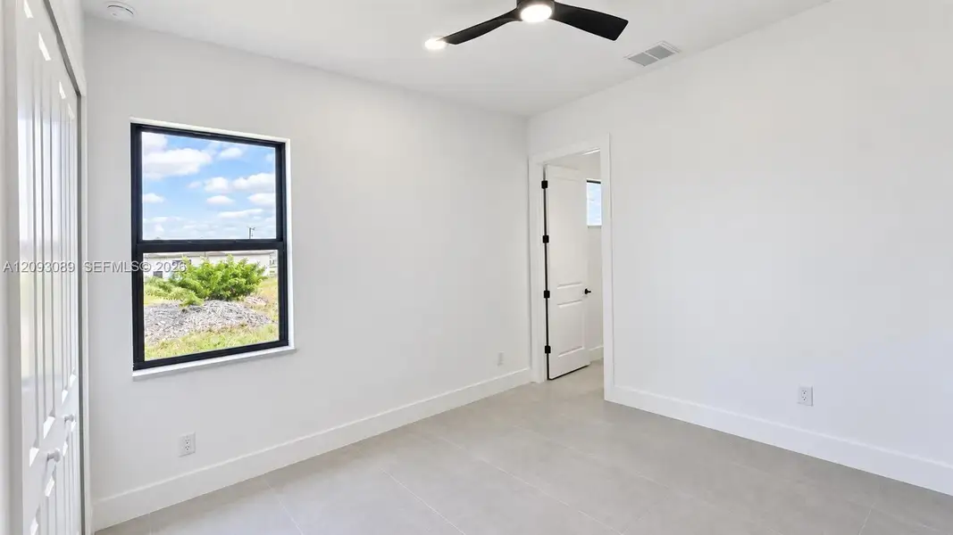 Spacious, unfurnished interior of a new home in , Cape Coral (Image 22).