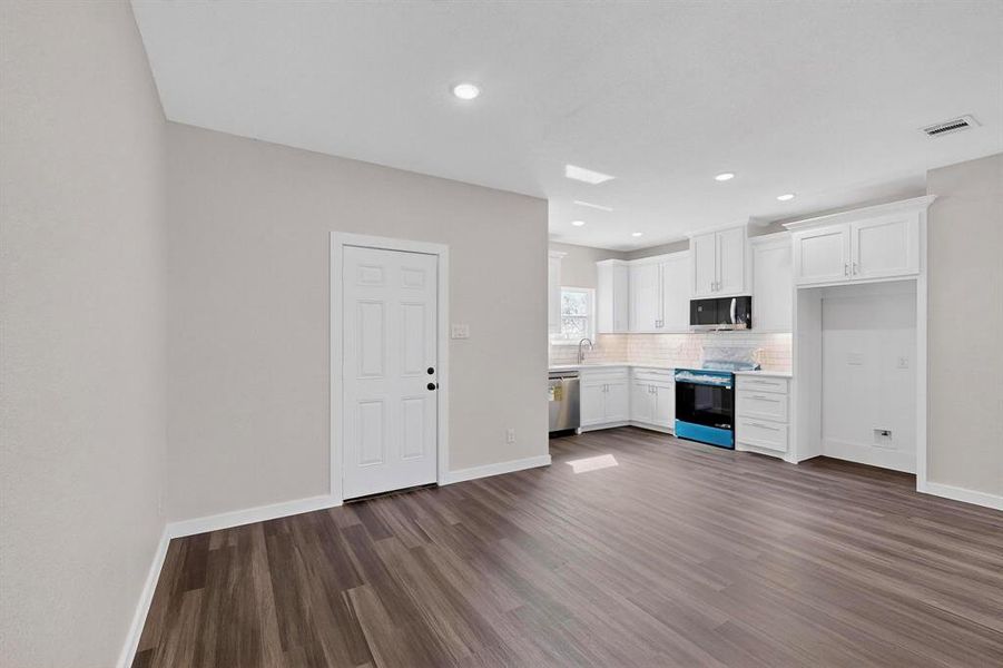 Spacious, unfurnished interior of a new home in , Alma (Image 26).