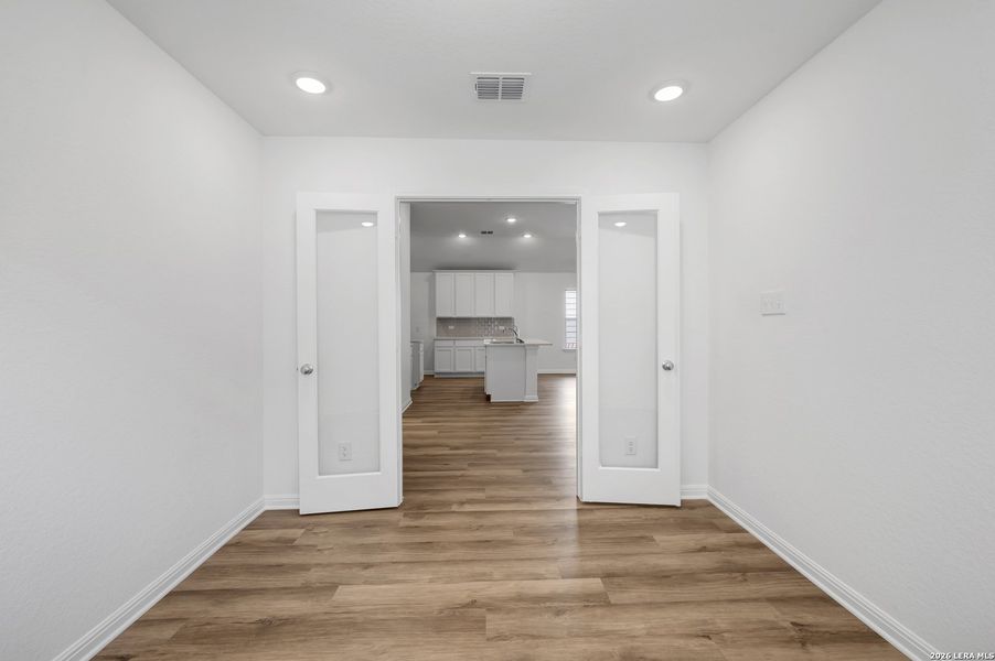 Spacious, unfurnished interior of a new home in Mesquite Ridge, San Antonio (Image 35).