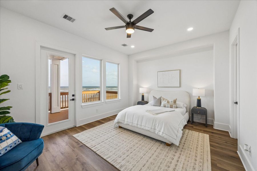 Charming secondary bedroom with upstairs balcony access! Charming secondary bedroom with upstairs balcony access!