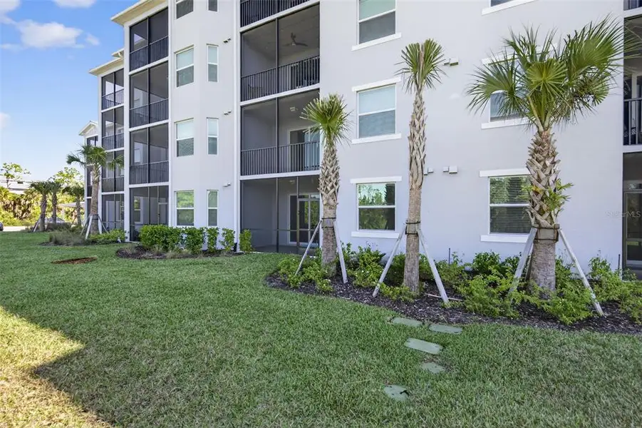 Condo located in Punta Gorda, FL showcasing its design and architecture (Image 5).