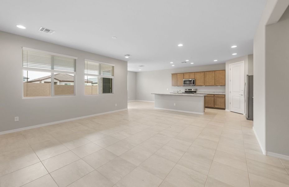 Spacious, unfurnished interior of a new home in El Rancho Santa Rosa, Maricopa (Image 24).